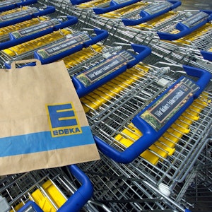 Das Symbolbild zeigt mehrere Einkaufswagen und eine Einkaufstüte des Supermarktes Edeka. Aufgenommen wurde das Bild am 28. April 2005.