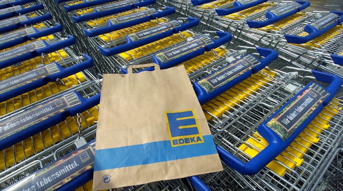 Das Symbolbild zeigt mehrere Einkaufswagen und eine Einkaufstüte des Supermarktes Edeka. Aufgenommen wurde das Bild am&nbsp;28. April 2005.