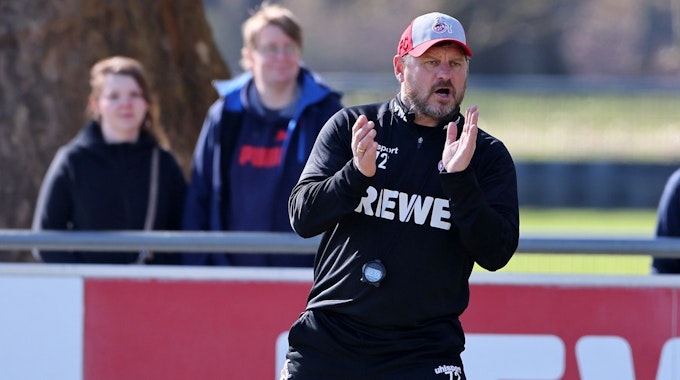 Steffen Baumgart klatscht im Training des 1. FC Köln in die Hände