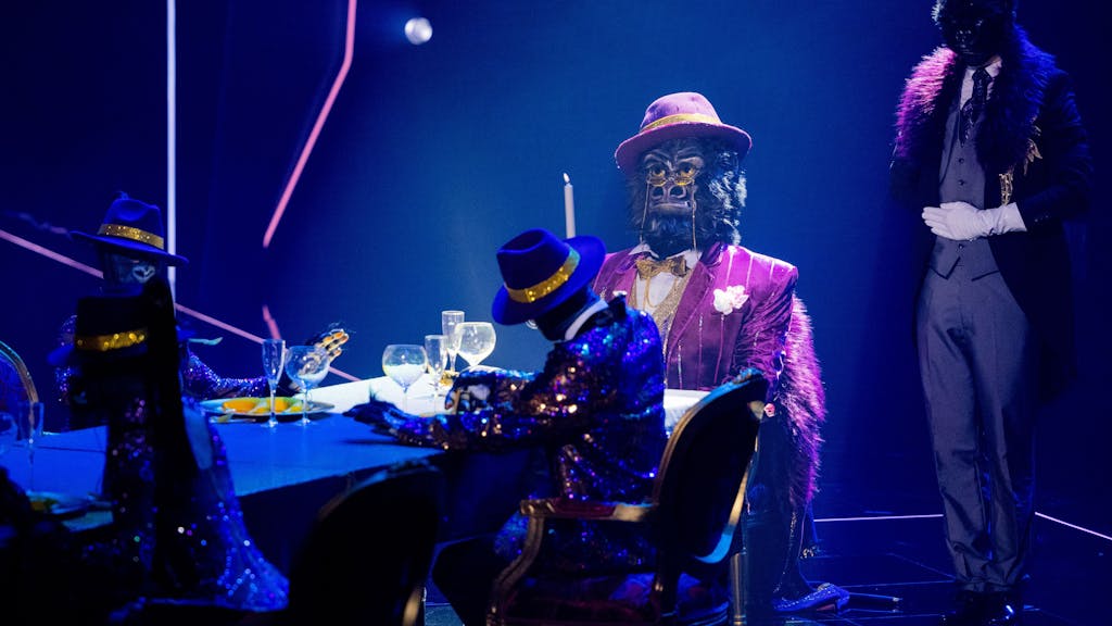 Die Figur „Der Gorilla“ steht in der Prosieben-Show „The Masked Singer“ auf der Bühne. Nun vermuten Fans einen ganz besonderen Promi hinter der Maske.