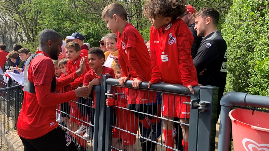 Anthony Modeste tätschelt Sohn Brooklyn nach dem Training des 1. FC Köln.