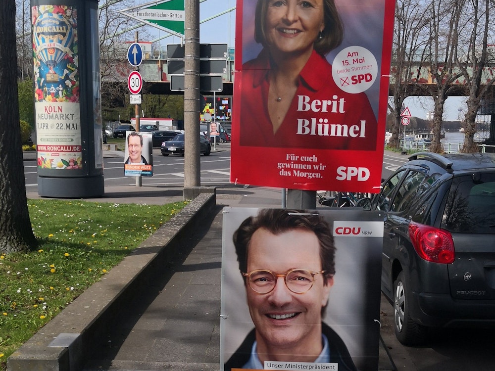Auf der Rodenkirchener Hauptstraße sorgen diese beiden Wahlplakate (Foto vom 12. April 2022) für Ärger – ein Durchkommen ist dort schwierig und die Sicht wird auch behindert.