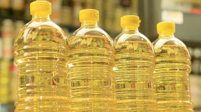 Die Preise für Lebensmittel steigen. Für Empörung bei Kunden hat nun der Preis von Sonnenblumenöl bei Aldi-Süd gesorgt (unser Symbolbild zeigt Flaschen mit Speiseöl, aufgenommen 2008 in Spanien).