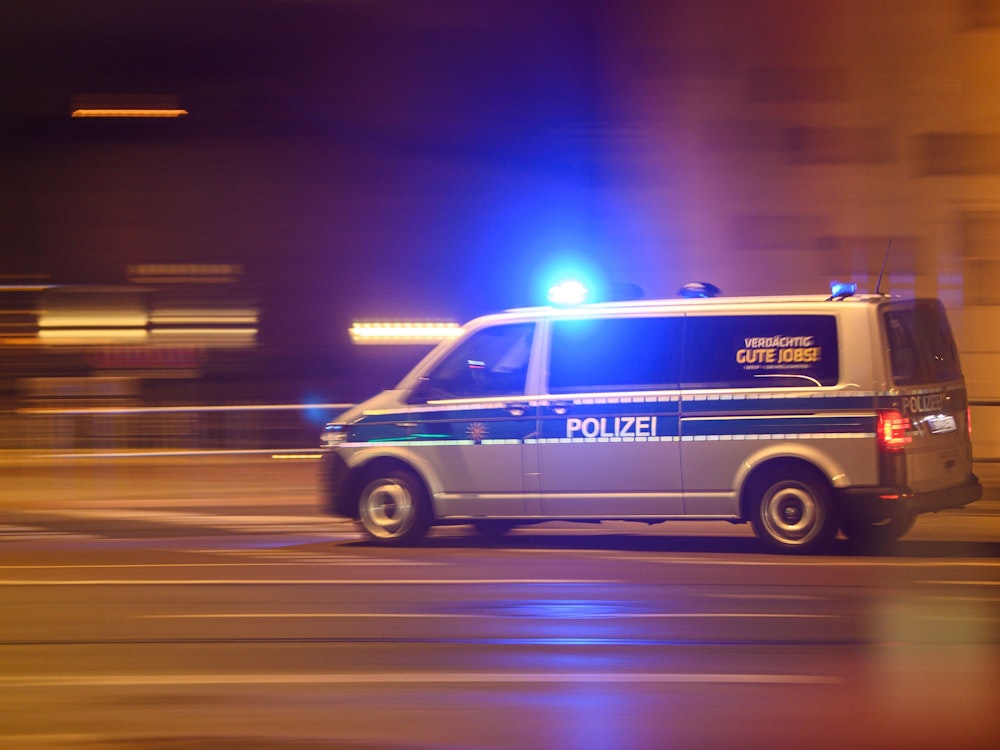 Ein Polizeiwagen fährt zu einem Einsatz, wie hier 2020 in Dresden. In der Nacht zu Montag (18. April) nahm die Polizei auf der A1 bei Köln die Verfolgung eines VW Golf auf.