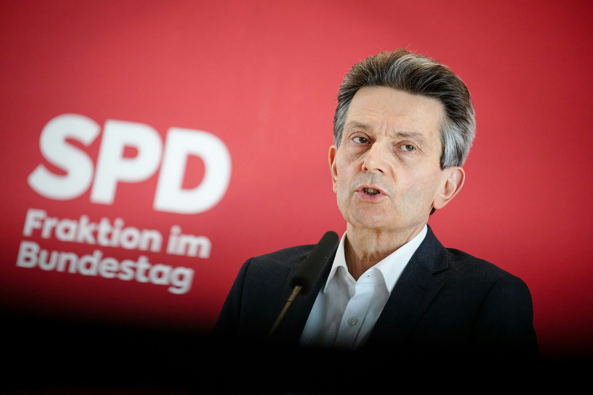 Rolf Mützenich, Vorsitzender der SPD-Bundestagsfraktion, gibt eine Pressekonferenz zu Beginn der Fraktionssitzung seiner Partei im Reichtagsgebäude.