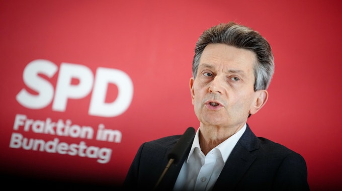 Rolf Mützenich, Vorsitzender der SPD-Bundestagsfraktion, gibt eine Pressekonferenz zu Beginn der Fraktionssitzung seiner Partei im Reichtagsgebäude.