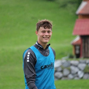 Alexander Höck hat sichtlich Spaß beim Training der Viktoria.
