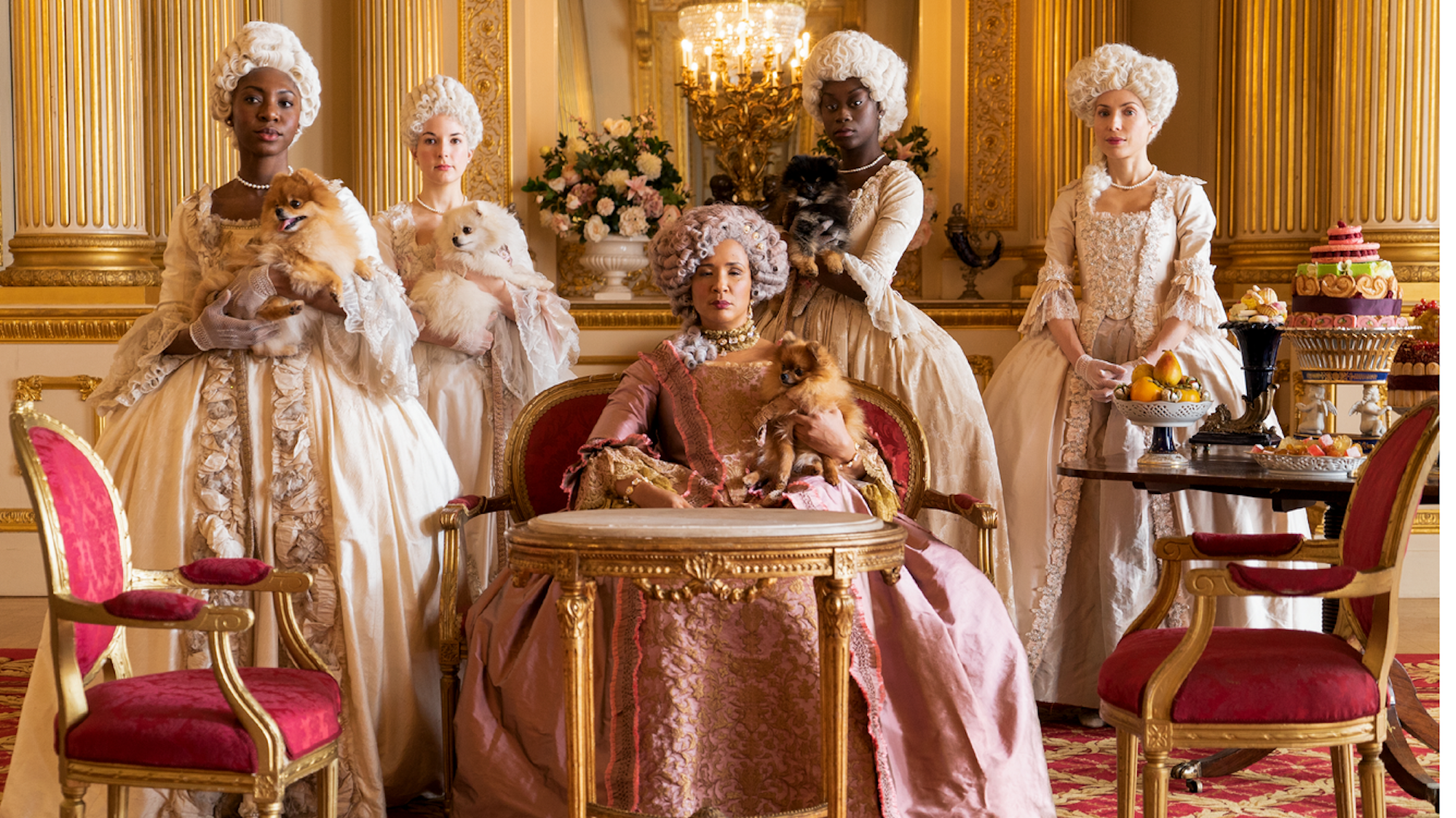 Die Rolle der Queen in der erfolgreichen Serie „Bridgerton“ sitzt mit ihren Dienstmädchen und Hunden im Halbkreis. Das Symbolbild ist vom 19. Oktober 2019.