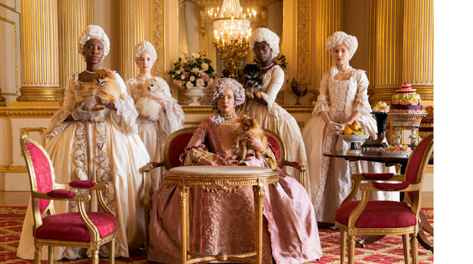 Die Rolle der Queen in der erfolgreichen Serie „Bridgerton“ sitzt mit ihren Dienstmädchen und Hunden im Halbkreis. Das Symbolbild ist vom 19. Oktober 2019.