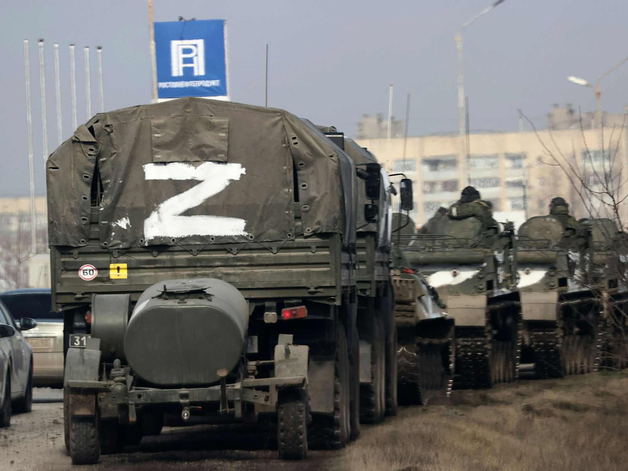 Ein weißes Z prangt auf einem russischen Militärfahrzeug auf der von Russland annektierten ukrainischen Halbinsel Krim.