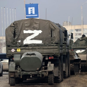 Ein weißes Z prangt auf einem russischen Militärfahrzeug auf der von Russland annektierten ukrainischen Halbinsel Krim.