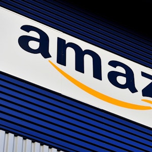 Amazon-Logo in einem Logistikzentrum.