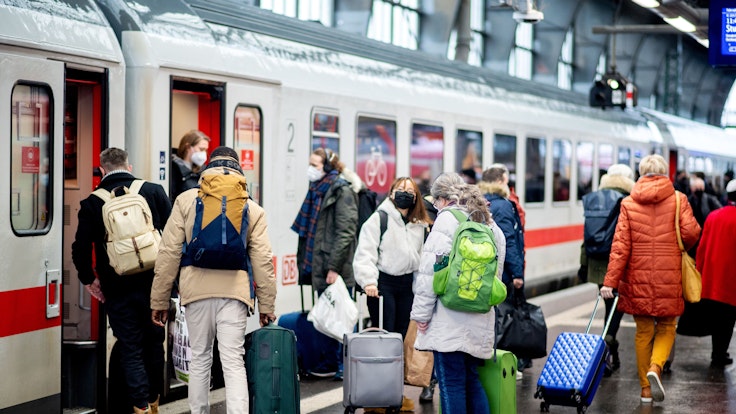 Zahlreiche Reisende steigen an Heiligabend am Hauptbahnhof in einen IC der Deutschen Bahn (DB) ein.