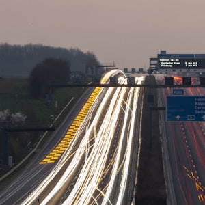 Autos und Lichter auf einer Autobahn in Hessen.