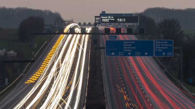 Autos und Lichter auf einer Autobahn in Hessen.