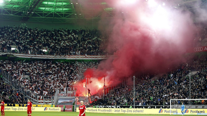 Tausende Köln-Fans zündeln im Gladbacher Gästeblock. Dieses Foto aus dem Borussia-Park stammt vom Derby-Duell am 19. November 2016.