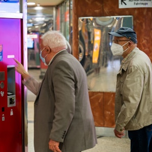 Ein Mann am Ticketautomat am Neumarkt in Köln. Das neue Neun-Euro-Ticket soll Kölner und Kölnerinnen im Nahverkehr helfen.