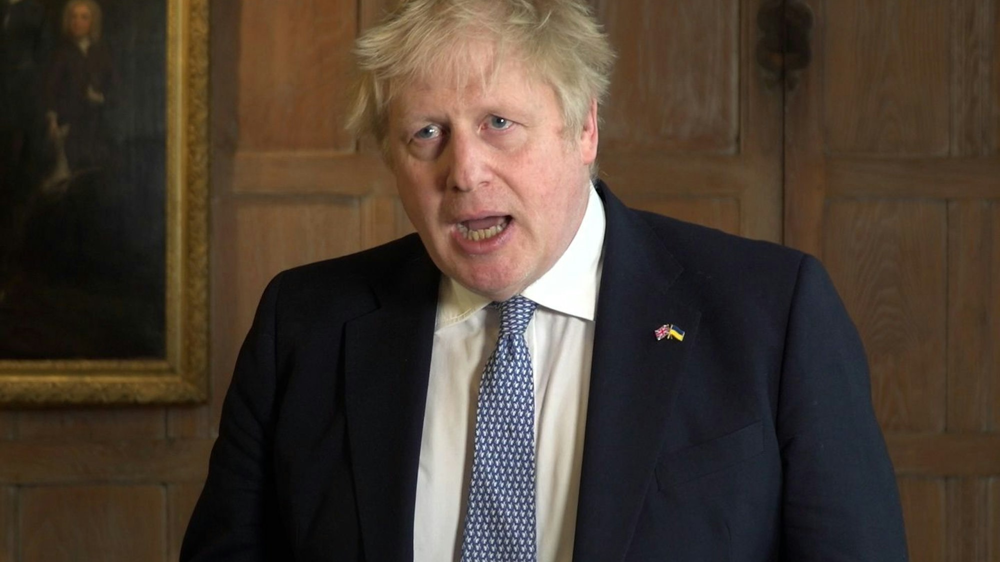 Die Opposition fordert nach der Strafzahlung den Rücktritt von Premierminister Johnson nach der„ Partygate“-Affäre. Das Foto wurde am 12. April 2022 bei der Erklärung des Premier in seinem Landsitz gemacht.