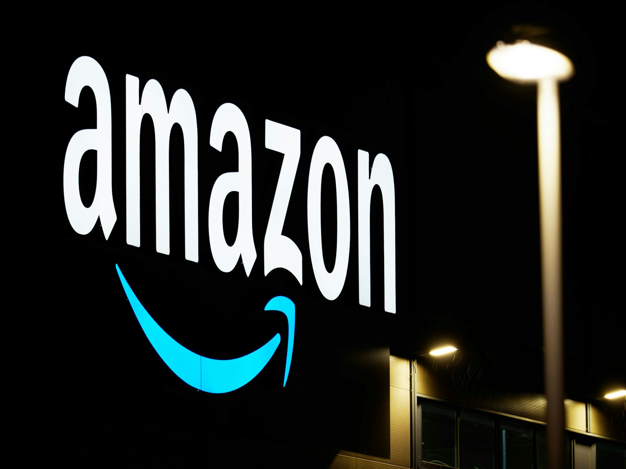 Das Foto zeigt das Amazon-Logo. Am Donnerstag fand bei Amazon in Troisdorf eine Razzia statt.