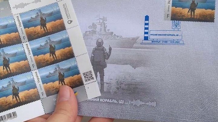 Briefmarken und Sonderbriefumschläge mit dem Motiv des russischen Kriegsschiffs und des ukrainischen Soldaten mit Stinkefinger am 12. April 2022.