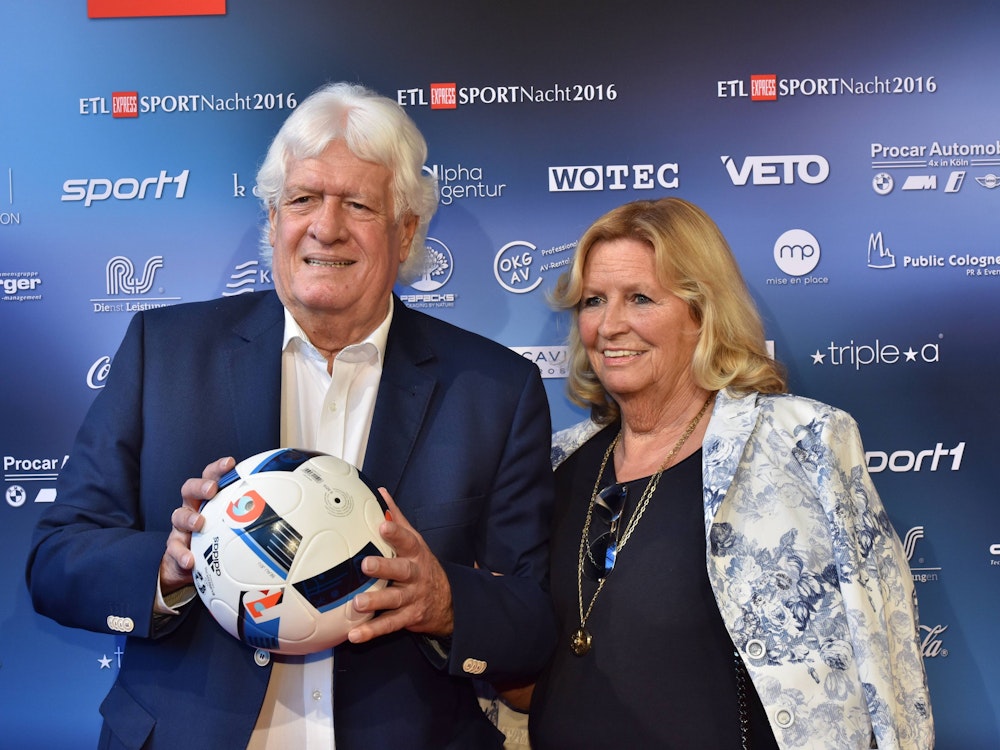 Der Ex Fußballspieler Wolfgang Fahrian und seine Frau posieren am 23. August 2016 in Köln bei der ETL-EXPRESS-Sportnacht.