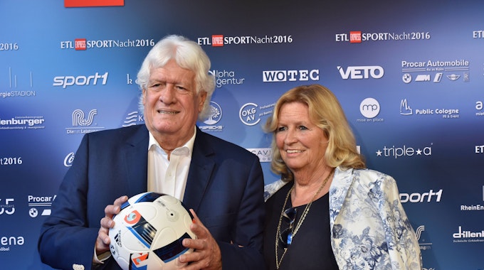 Der Ex Fußballspieler Wolfgang Fahrian und seine Frau posieren am 23. August 2016 in Köln bei der ETL-EXPRESS-Sportnacht.