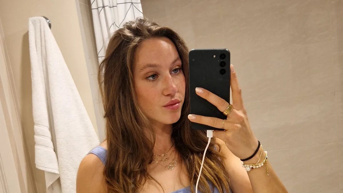 Shorttrack-Doppelolympiasiegerin Suzanne Schulting bei einem Hotelzimmer-Selfie, das Foto veröffentlichte sie am 11. April 2022 auf ihrem Instagram-Kanal.