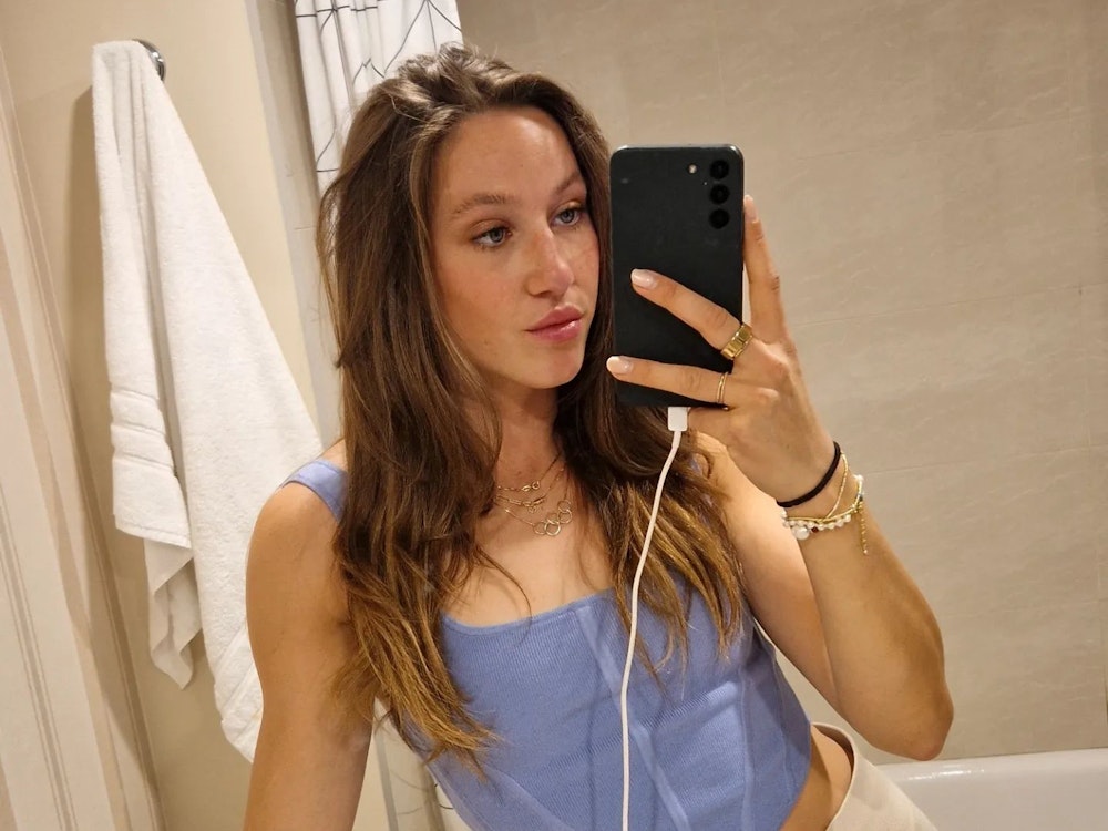 Shorttrack-Doppelolympiasiegerin Suzanne Schulting bei einem Hotelzimmer-Selfie, das Foto veröffentlichte sie am 11. April 2022 auf ihrem Instagram-Kanal.