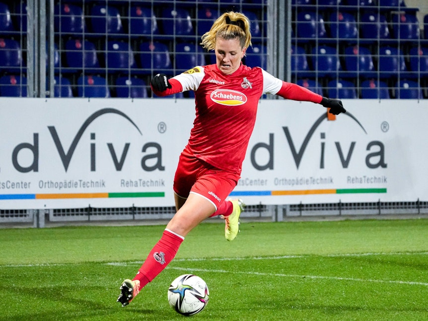 Rachel Rinast führt den Ball im Spiel bei der TSG Hoffenheim
