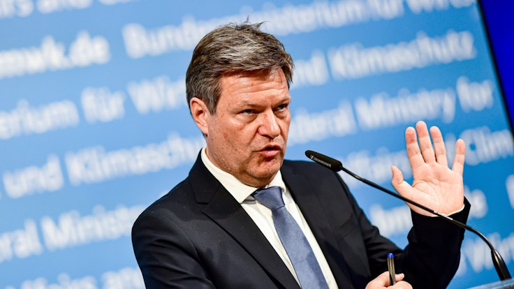 Robert Habeck (Bündnis 90/Die Grünen), Bundesminister für Wirtschaft und Klimaschutz, gibt nach dem Roundtable zum „Ausbau der Produktionskapazitäten für die Energiewende in Deutschland und Europa“ ein Pressestatement ab.