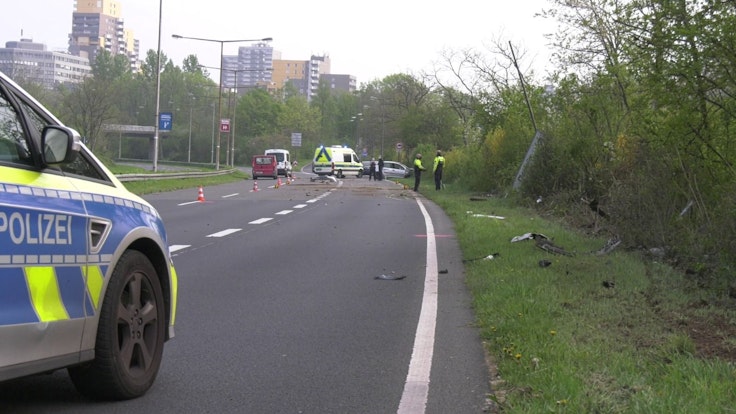 In Weiler-Volkhoven hat eine Mutter (30) einen schweren Unfall gebaut. Die Kinder, 5 und 7 Jahre alt, wurden wie die Fahrerin schwer verletzt.