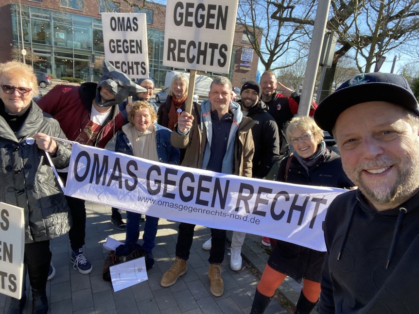Der Verein Omas gegen Rechts geht mit der Musikgruppe Die Fantastichen Vier auf Tournee. Fotos: Omas gegen Rechts