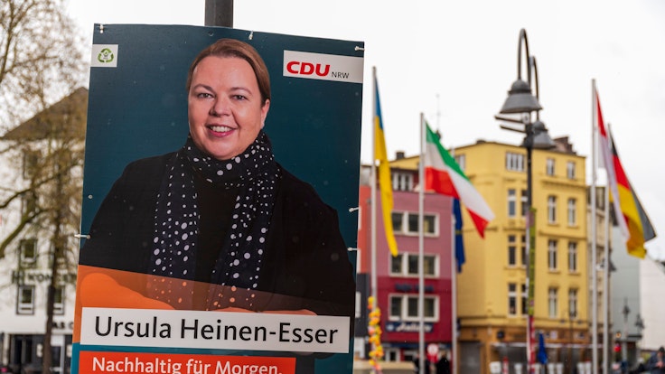 Ein Wahlplakat von CDU-Politikerin Ursula Heinen-Esser in Köln. Nach ihrem Wahlkampf-Rücktritt lässt sie ihre Wahlplakate in Köln entfernen.