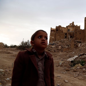 Ein Kind steht im März 2020 in der Nähe von Häusern, die während des anhaltenden Krieges in der Provinz Saada im Jemen durch Luftangriffe zerstört wurden.