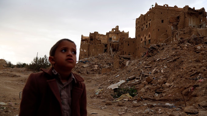 Ein Kind steht im März 2020 in der Nähe von Häusern, die während des anhaltenden Krieges in der Provinz Saada im Jemen durch Luftangriffe zerstört wurden.