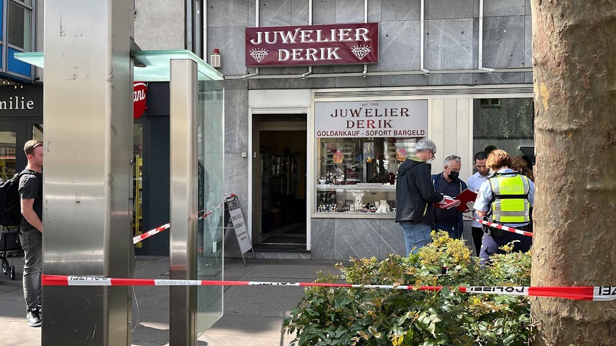 Polizeieinsatz vor einem Juwelier-Geschäft in Köln.&nbsp;Der Laden wurde kurz zuvor ausgeraubt.