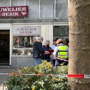 Polizeieinsatz vor einem Juwelier-Geschäft in Köln. Der Laden wurde kurz zuvor ausgeraubt.