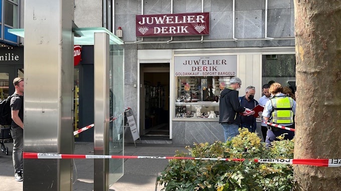 Polizeieinsatz vor einem Juwelier-Geschäft in Köln. Der Laden wurde kurz zuvor ausgeraubt.