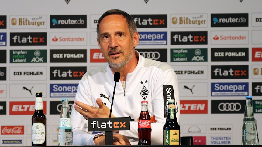 Adi Hütter, Cheftrainer von Borussia Mönchengladbach, spricht am 14. April 2022 während einer Pressekonferenz im Borussia-Park. Hütter macht eine Geste.