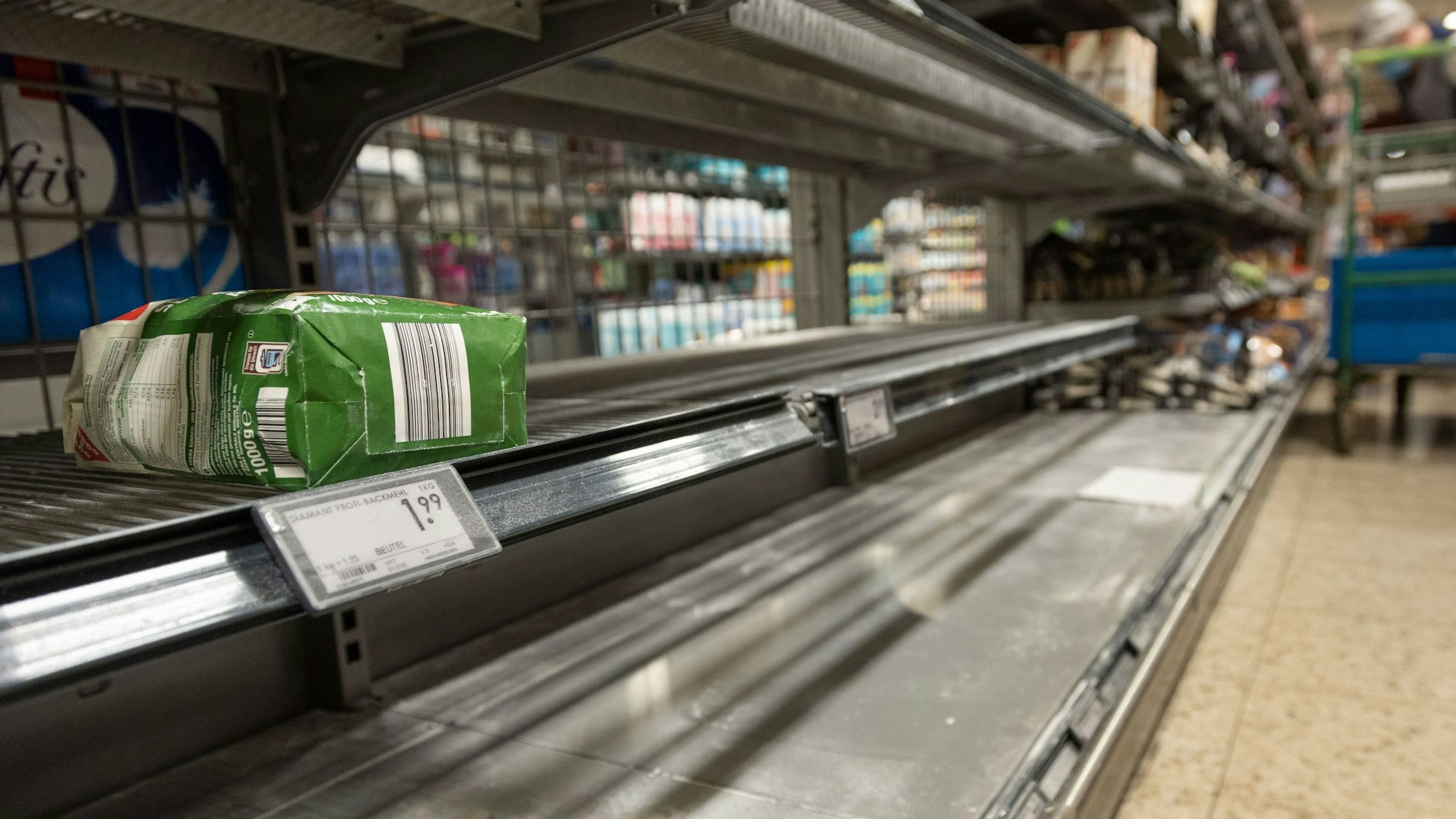 Die Regale für manche Produkte sind weitestgehend leer gekauft infolge des Ukraine-Konfliktes. Das Symbolbild zeigt ein leeres Regal im Supermarkt vom16. März 2022.