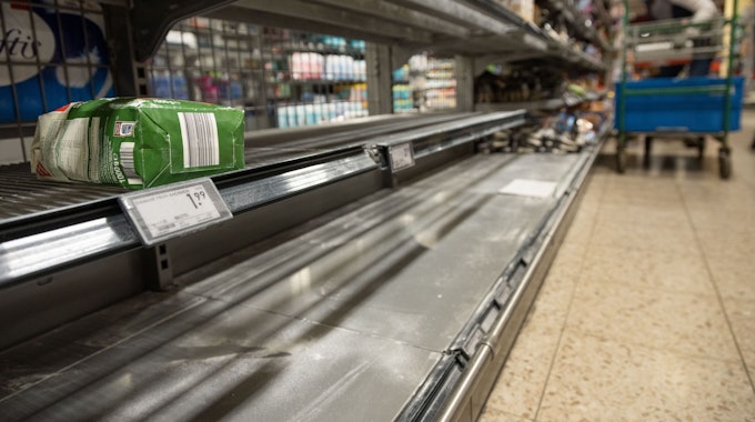 Die Regale für manche Produkte sind weitestgehend leer gekauft infolge des Ukraine-Konfliktes. Das Symbolbild zeigt ein leeres Regal im Supermarkt vom 16. März 2022.