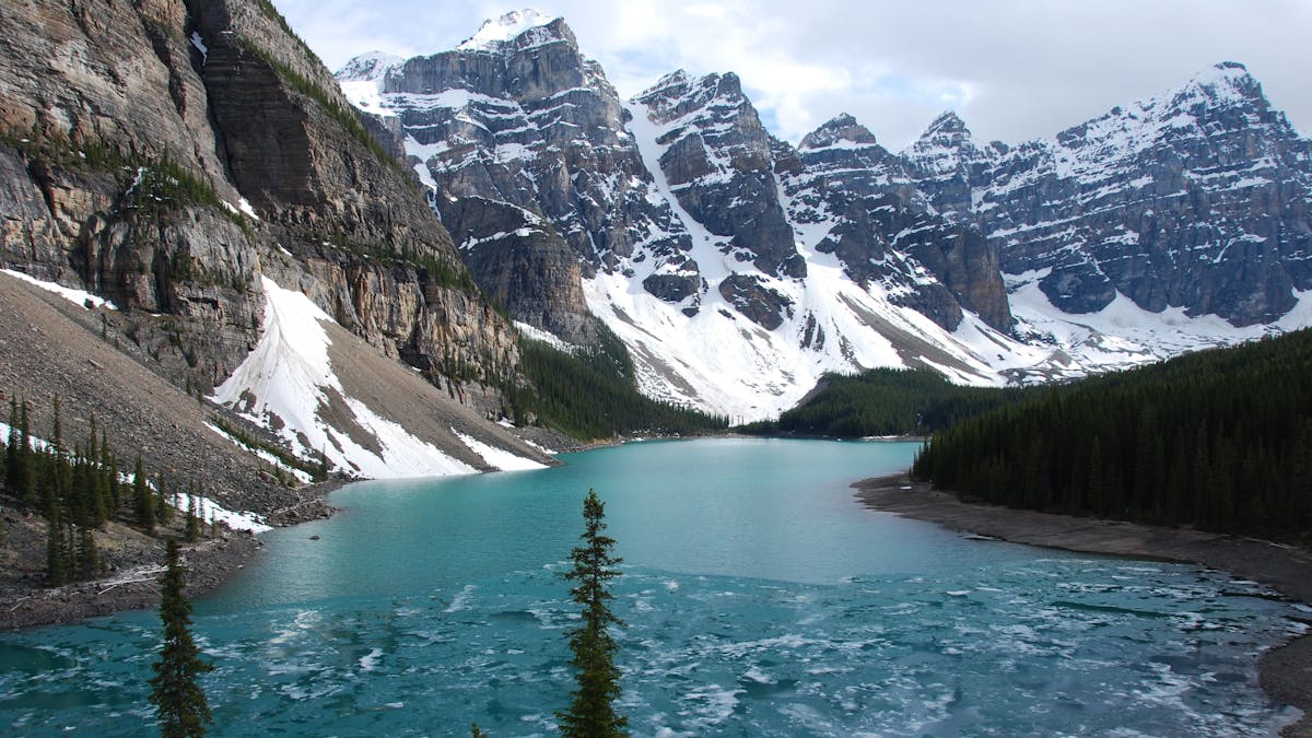 Der Moraine Lake im Banff-Nationalpark bei Lake Louise in der kanadischen Provinz Alberta.