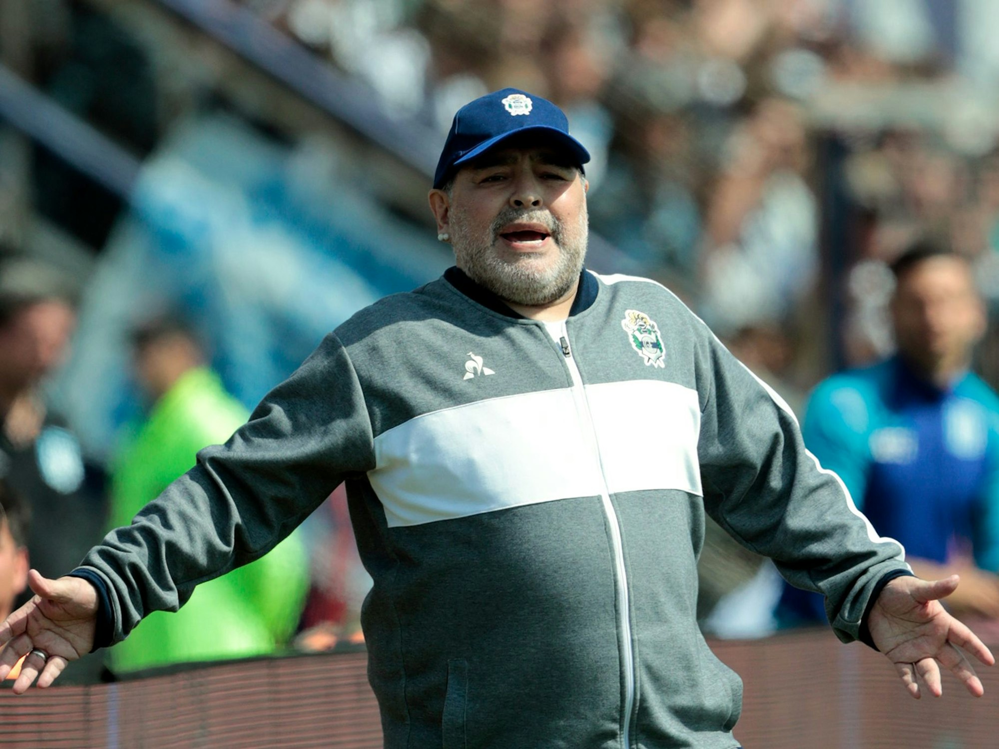 Maradona gibt seiner MannschaftGimnasia y Esgrima La Plata Anweisungen vom Spielfeldrand