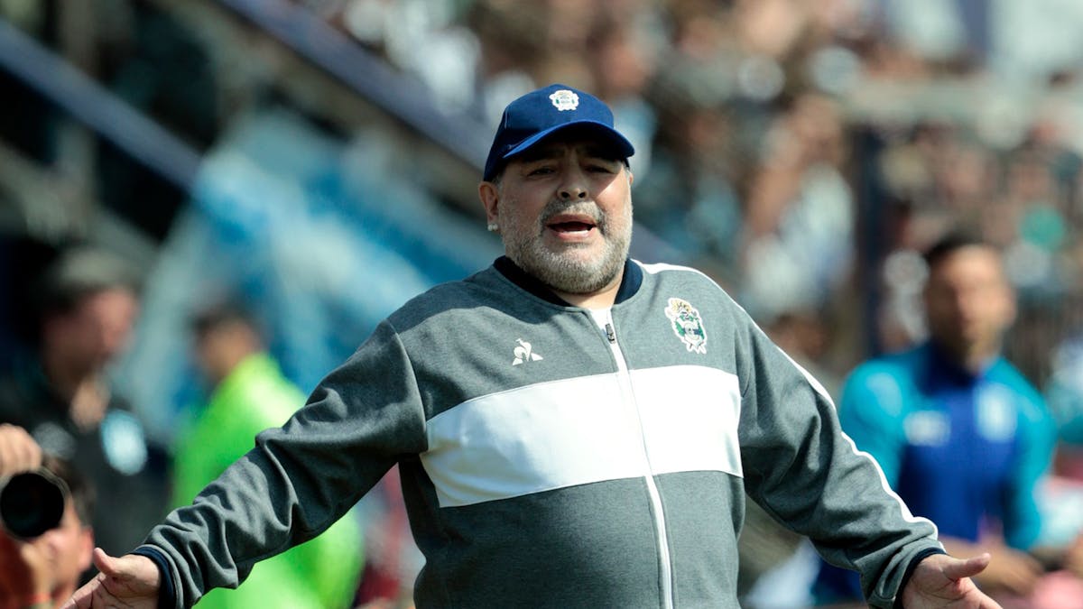 Maradona gibt seiner Mannschaft&nbsp;Gimnasia y Esgrima La Plata Anweisungen vom Spielfeldrand