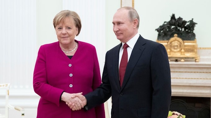 Angela Merkel und Wladimir Putin schütteln in Moskau ihre Hände