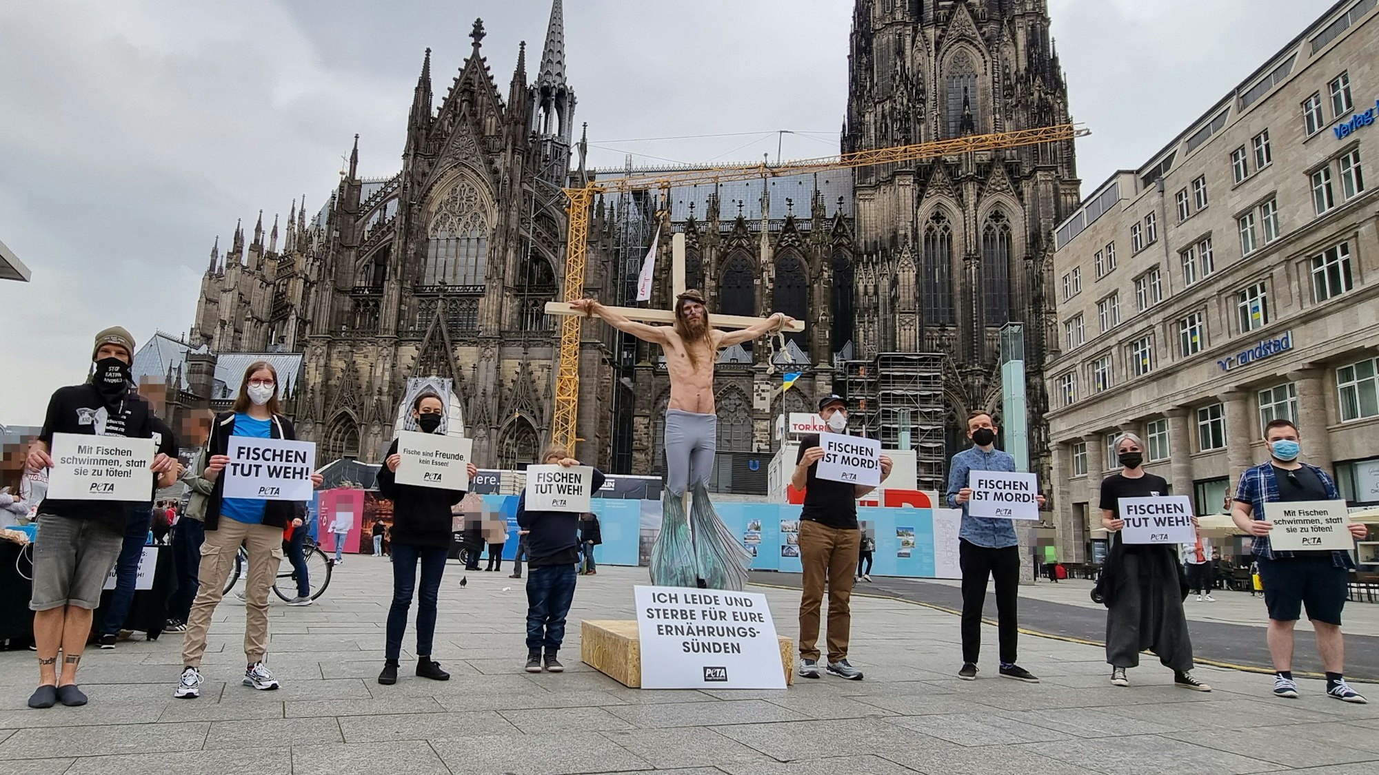 Die Tierschutzorganisation PETA hat am Kölner Dom für einen veganen Karfreitag demonstriert. Unter anderem mit einem Wassermann am Kreuz, der an Jesus erinnern soll.