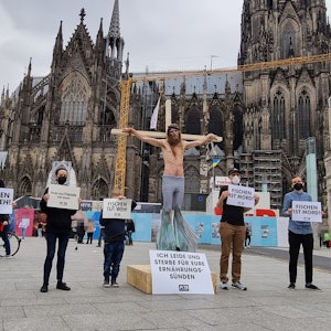 Die Tierschutzorganisation PETA hat am Kölner Dom für einen veganen Karfreitag demonstriert. Unter anderem mit einem Wassermann am Kreuz, der an Jesus erinnern soll.