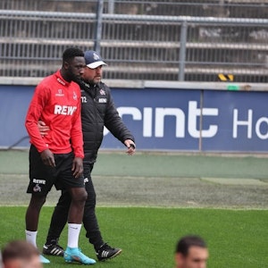 Steffen Baumgart begleitet Kingsley Schindler zum Training.