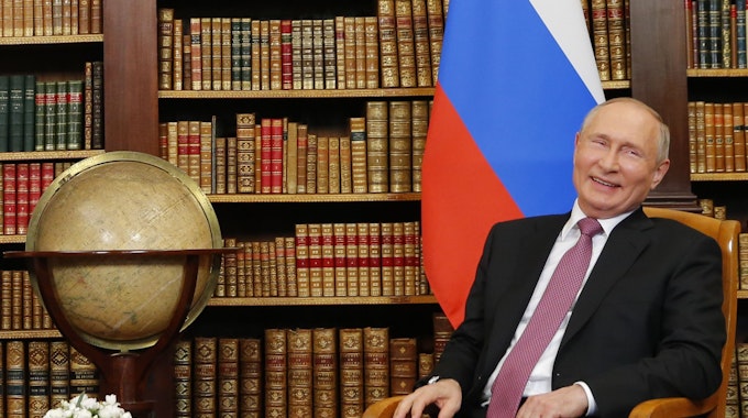 Wladimir Putin hat gut lachen. Der russische Präsident hat nach Schätzungen seiner Kritiker ein Milliardenvermögen angehäuft. Das Foto zeigt ihn bei einem Treffen mit Us-Präsdent Joe Biden (nicht im Bild) am 16. Juni 2021 in der „Villa la Grange“.