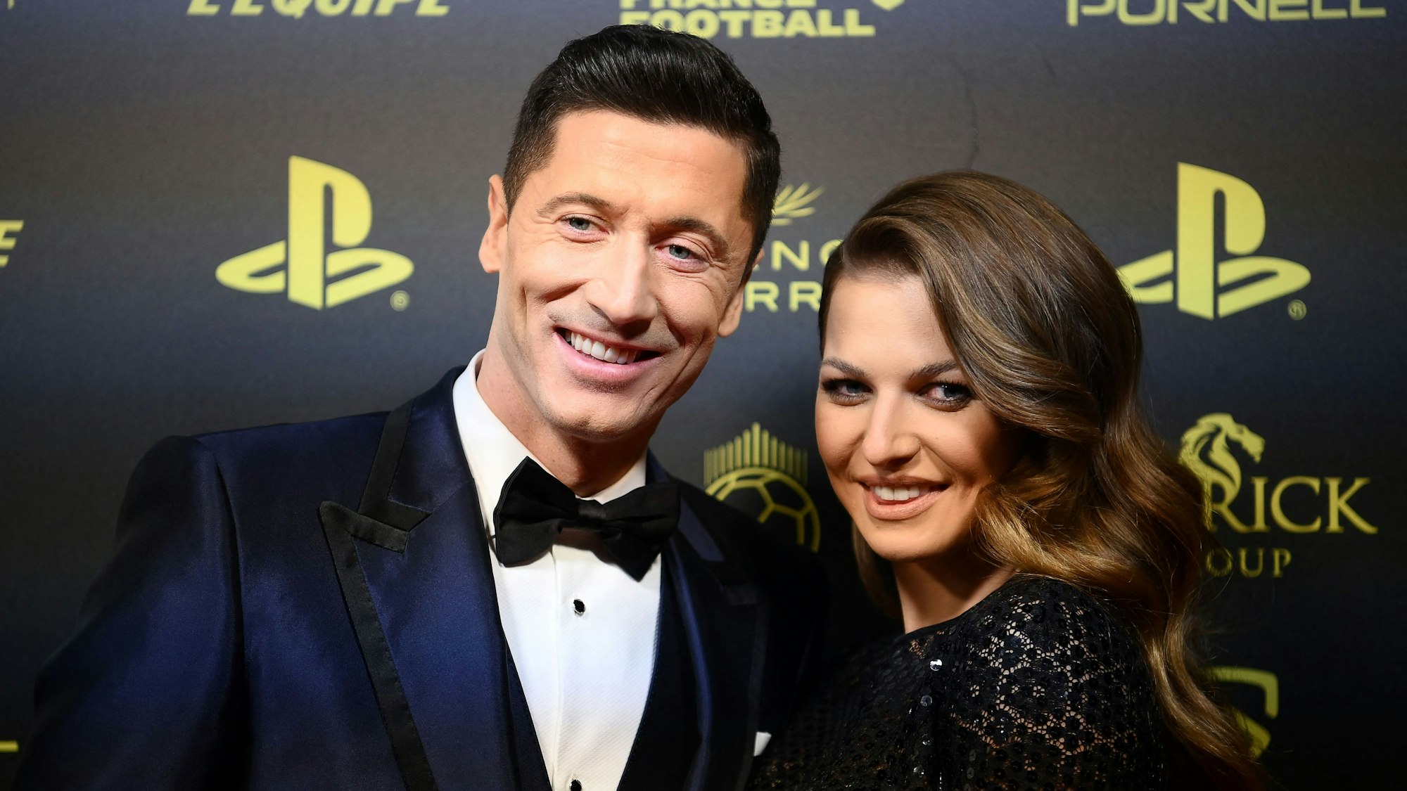 Robert Lewandowski und Ehefrau Anna Lewandowska posieren auf dem Roten Teppisch gemeinsam bei den Dubai Globe Soccer Awards.